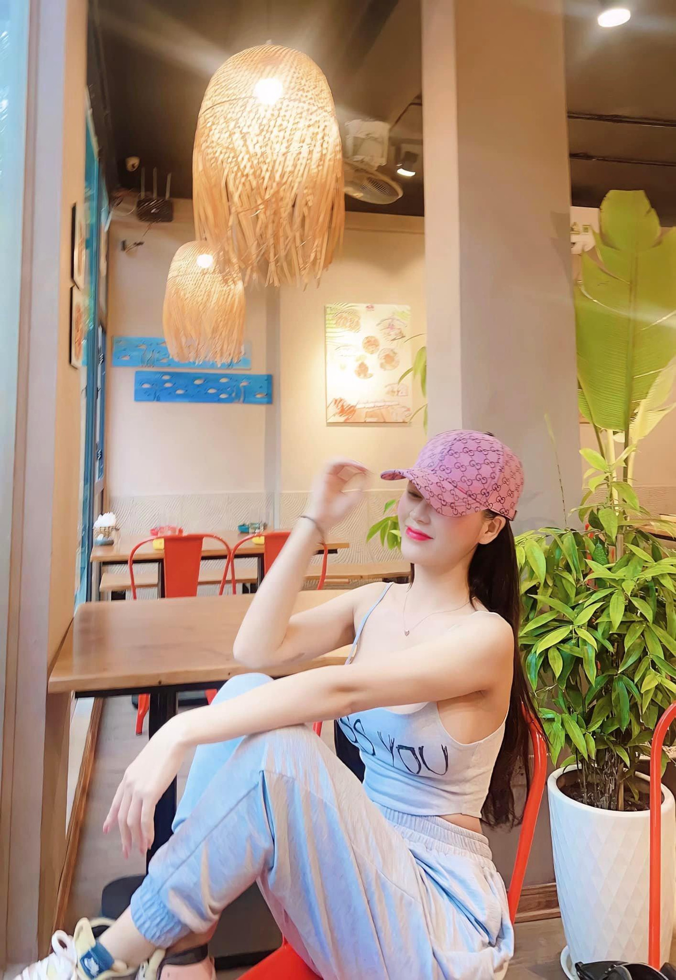 Lương Thu Trang là cái tên quen thuộc của màn ảnh VTV “giờ vàng”. Cô để lại dấu ấn trong nhiều bộ phim như Mặt Nạ Gương, Hướng Dương Ngược Nắng, Những Cô Gái Trong Thành Phố,…