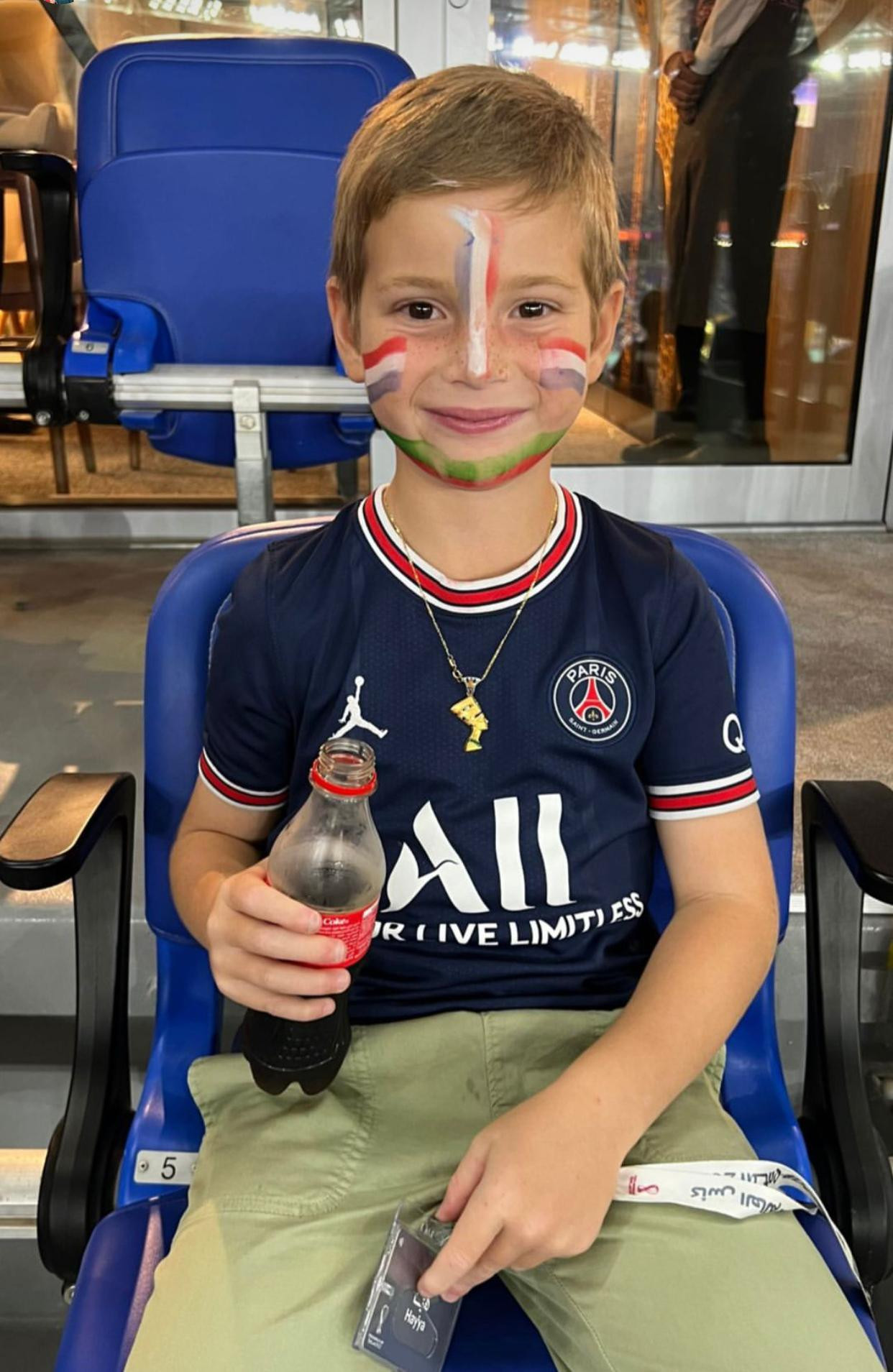 Con trai út Theodore mặc áo đấu của CLB Paris Saint-Germain.