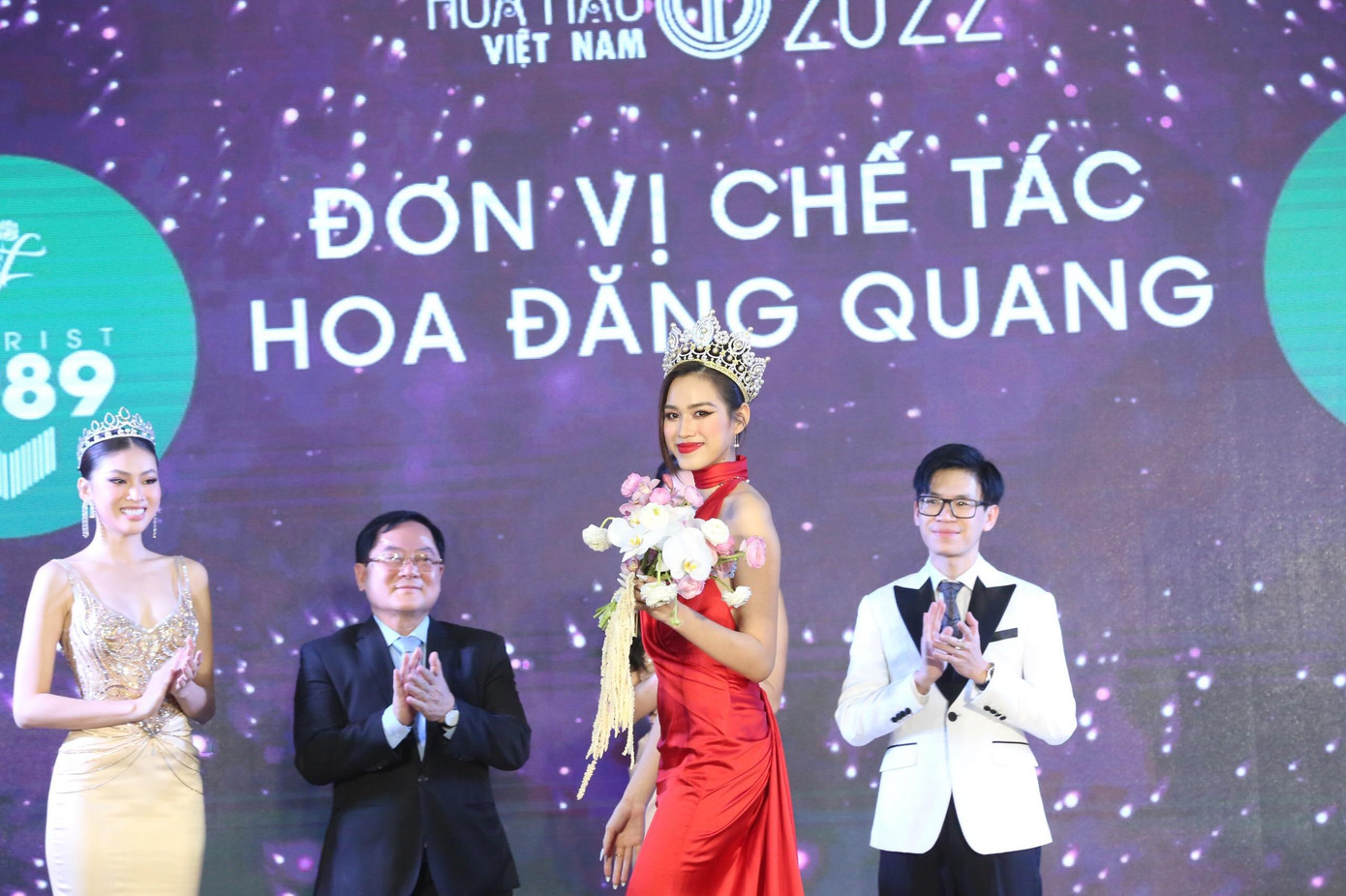 Hoa hậu Đỗ Thị Hà cầm trên tay đóa hoa mang tên “Tinh khôi” dành cho Hoa hậu Việt Nam 2022.