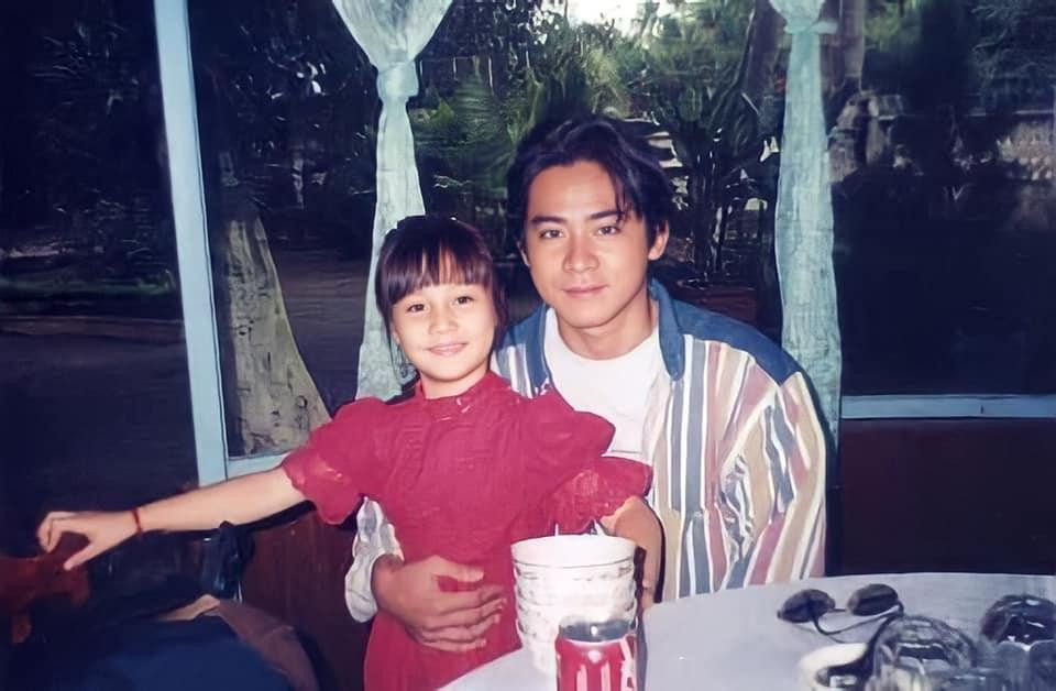 Diễm My 9x gây 'sốt' với loạt ảnh ngày nhỏ bên Thương Tín, 'nữ hoàng ảnh lịch' Diễm Hương ảnh 1 Diễm My 9x gây 'sốt' với loạt ảnh ngày nhỏ bên Thương Tín, 'nữ hoàng ảnh lịch' Diễm Hương ảnh 1