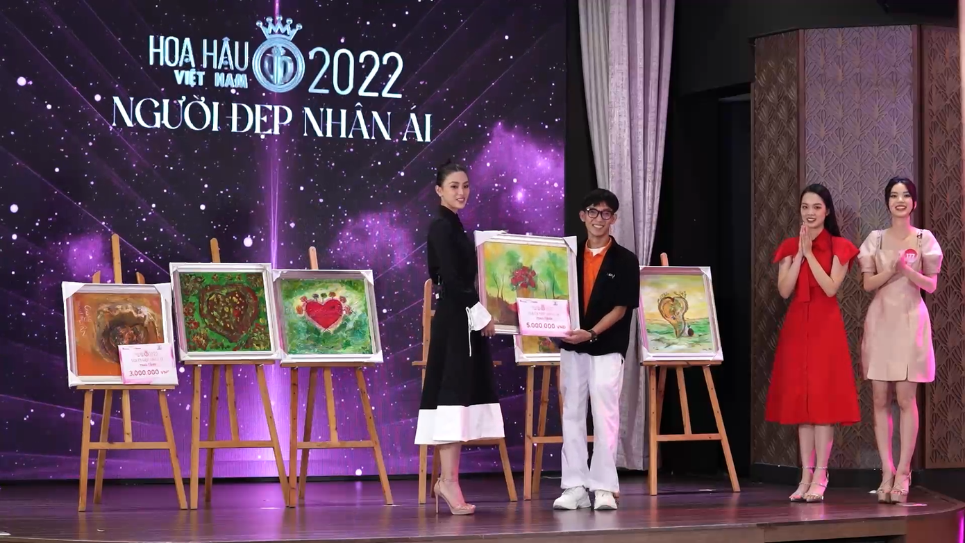 Hoa hậu Tiểu Vy chọn mua bức tranh ưng ý.