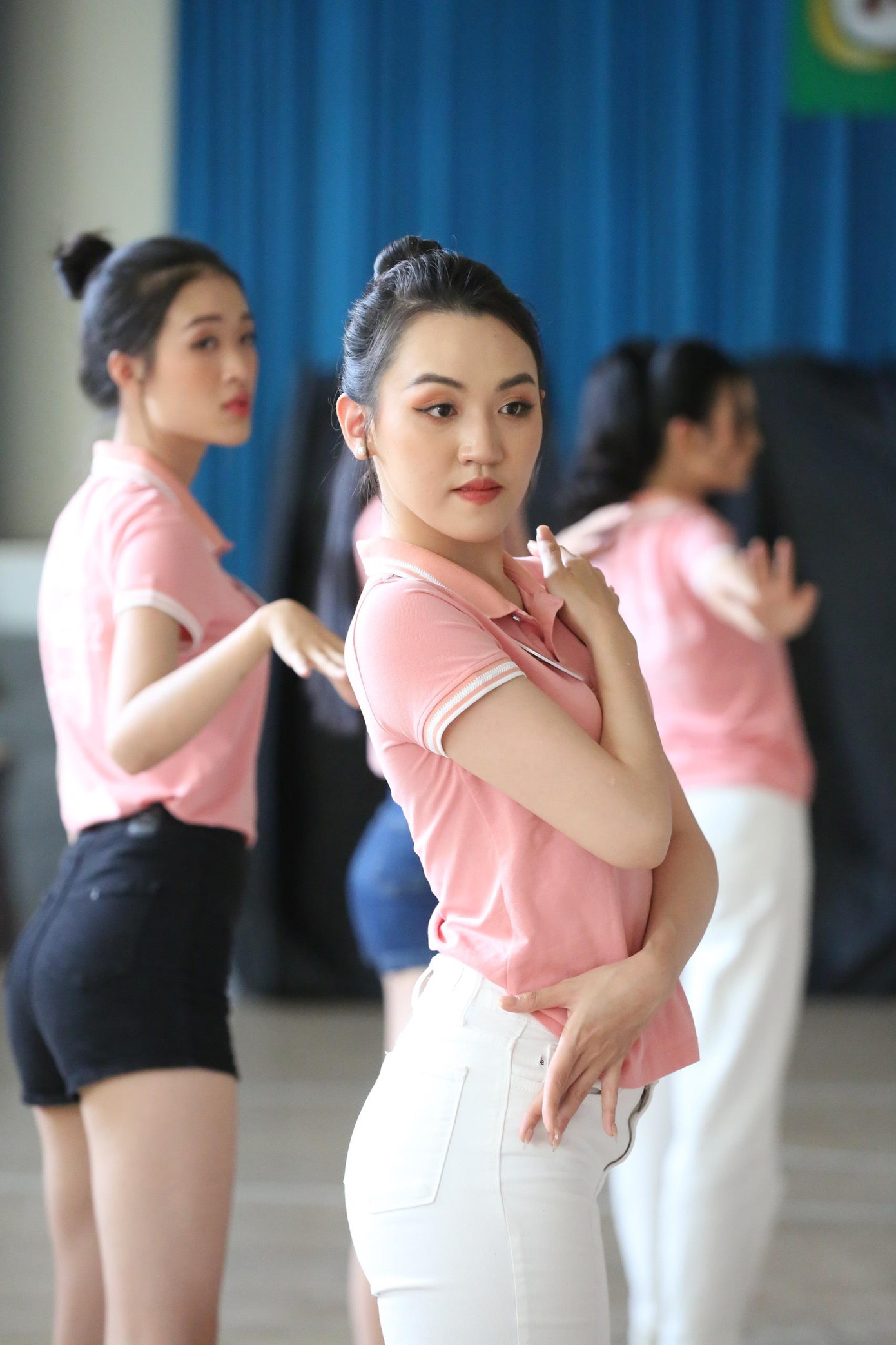 Các cô gái tự tin, căn chỉnh từ nhịp thật nhuần nhuyễn để tỏa sáng vào đêm chung kết.