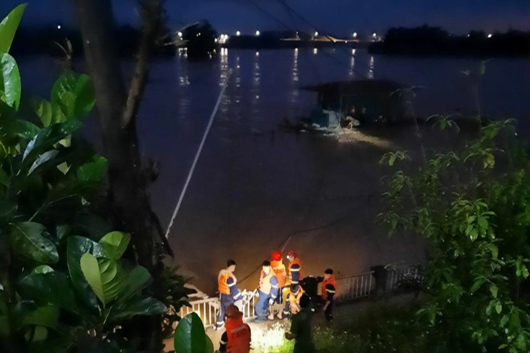 2 nhà bè được cứu hộ thành công. Ảnh: Công an cung cấp.