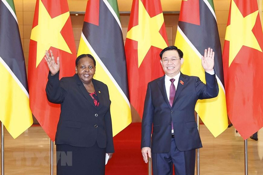 Chủ tịch Quốc hội Vương Đình Huệ và Chủ tịch Quốc hội Cộng hòa Mozambique Esperanca Laurinda Francisco Nhiuane Bias chụp ảnh chung. (Ảnh: Doãn Tấn/TTXVN) Chủ tịch Quốc hội Vương Đình Huệ và Chủ tịch Quốc hội Cộng hòa Mozambique Esperanca Laurinda Francisco Nhiuane Bias chụp ảnh chung. (Ảnh: Doãn Tấn/TTXVN)