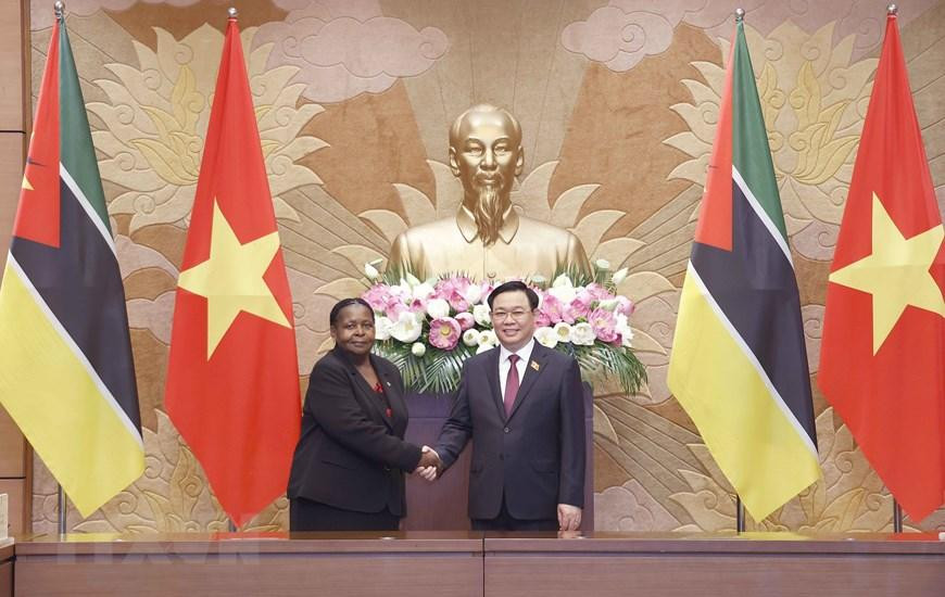 Chủ tịch Quốc hội Vương Đình Huệ và Chủ tịch Quốc hội Cộng hòa Mozambique Esperanca Laurinda Francisco Nhiuane Bias chụp ảnh chung. (Ảnh: Doãn Tấn/TTXVN) Chủ tịch Quốc hội Vương Đình Huệ và Chủ tịch Quốc hội Cộng hòa Mozambique Esperanca Laurinda Francisco Nhiuane Bias chụp ảnh chung. (Ảnh: Doãn Tấn/TTXVN)