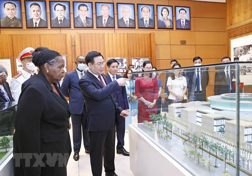 Chủ tịch Quốc hội Vương Đình Huệ cùng Chủ tịch Quốc hội Cộng hòa Mozambique Esperanca Laurinda Francisco Nhiuane Bias tham quan Phòng Truyền thống Quốc hội. (Ảnh: Doãn Tấn/TTXVN) Chủ tịch Quốc hội Vương Đình Huệ cùng Chủ tịch Quốc hội Cộng hòa Mozambique Esperanca Laurinda Francisco Nhiuane Bias tham quan Phòng Truyền thống Quốc hội. (Ảnh: Doãn Tấn/TTXVN)