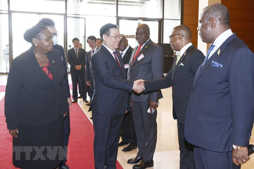 Chủ tịch Quốc hội Vương Đình Huệ với các thành viên Đoàn đại biểu Quốc hội Mozambique. (Ảnh: Doãn Tấn/TTXVN) Chủ tịch Quốc hội Vương Đình Huệ với các thành viên Đoàn đại biểu Quốc hội Mozambique. (Ảnh: Doãn Tấn/TTXVN)