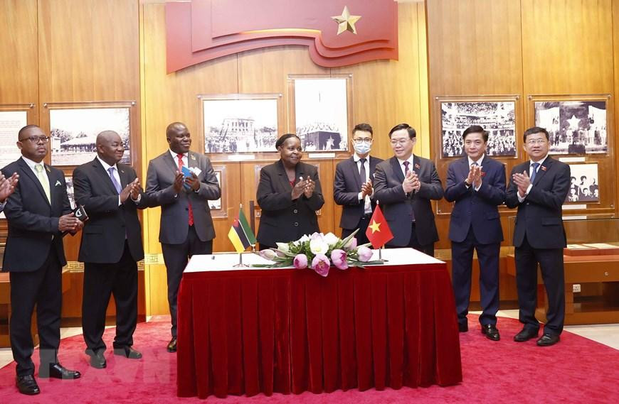 Chủ tịch Quốc hội Vương Đình Huệ cùng Chủ tịch Quốc hội Cộng hòa Mozambique Esperanca Laurinda Francisco Nhiuane Bias tham quan Phòng Truyền thống Quốc hội. (Ảnh: Doãn Tấn/TTXVN) Chủ tịch Quốc hội Vương Đình Huệ cùng Chủ tịch Quốc hội Cộng hòa Mozambique Esperanca Laurinda Francisco Nhiuane Bias tham quan Phòng Truyền thống Quốc hội. (Ảnh: Doãn Tấn/TTXVN)