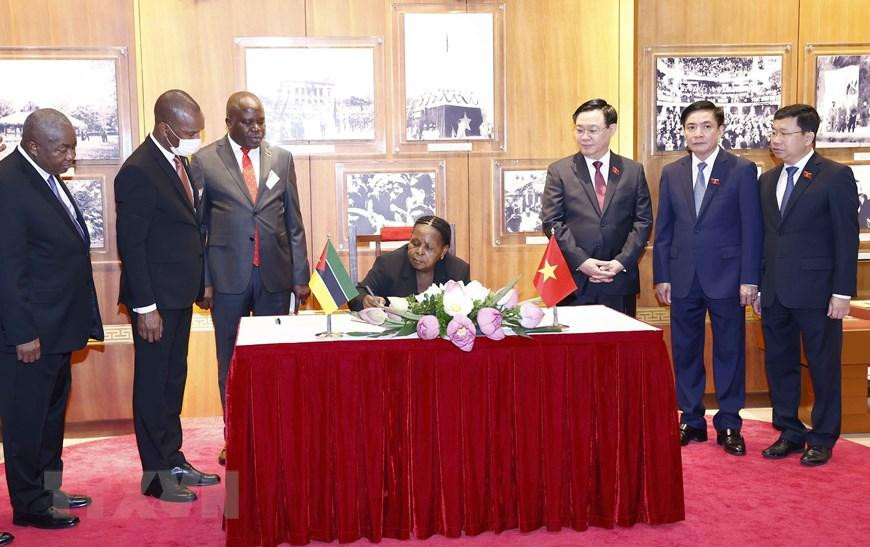 Chủ tịch Quốc hội Cộng hòa Mozambique Esperanca Laurinda Francisco Nhiuane Bias ký Sổ vàng lưu niệm. (Ảnh: Doãn Tấn/TTXVN) Chủ tịch Quốc hội Cộng hòa Mozambique Esperanca Laurinda Francisco Nhiuane Bias ký Sổ vàng lưu niệm. (Ảnh: Doãn Tấn/TTXVN)