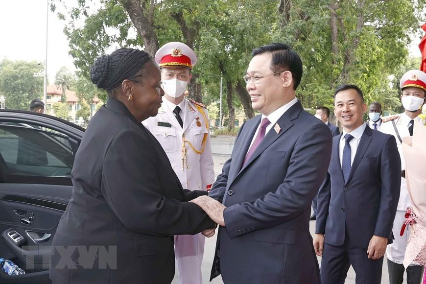 Chủ tịch Quốc hội Vương Đình Huệ đón Chủ tịch Quốc hội Cộng hòa Mozambique Esperanca Laurinda Francisco Nhiuane Bias. (Ảnh: Doãn Tấn/TTXVN) Chủ tịch Quốc hội Vương Đình Huệ đón Chủ tịch Quốc hội Cộng hòa Mozambique Esperanca Laurinda Francisco Nhiuane Bias. (Ảnh: Doãn Tấn/TTXVN)