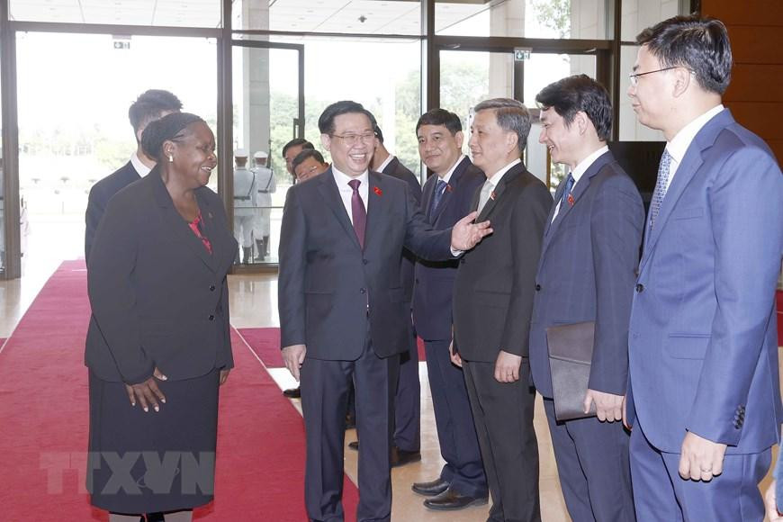 Chủ tịch Quốc hội Vương Đình Huệ giới thiệu với Chủ tịch Quốc hội Cộng hòa Mozambique Esperanca Laurinda Francisco Nhiuane Bias các thành viên Đoàn đại biểu Quốc hội Việt Nam. (Ảnh: Doãn Tấn/TTXVN) Chủ tịch Quốc hội Vương Đình Huệ giới thiệu với Chủ tịch Quốc hội Cộng hòa Mozambique Esperanca Laurinda Francisco Nhiuane Bias các thành viên Đoàn đại biểu Quốc hội Việt Nam. (Ảnh: Doãn Tấn/TTXVN)