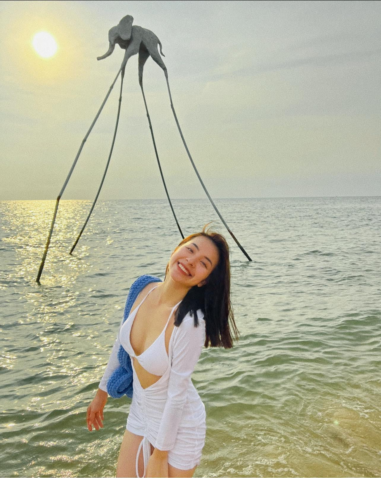 “Cô Hoài của Phố trong làng” Trần Vân hiếm hoi đăng tải hình ảnh diện bikini lên mạng xã hội.