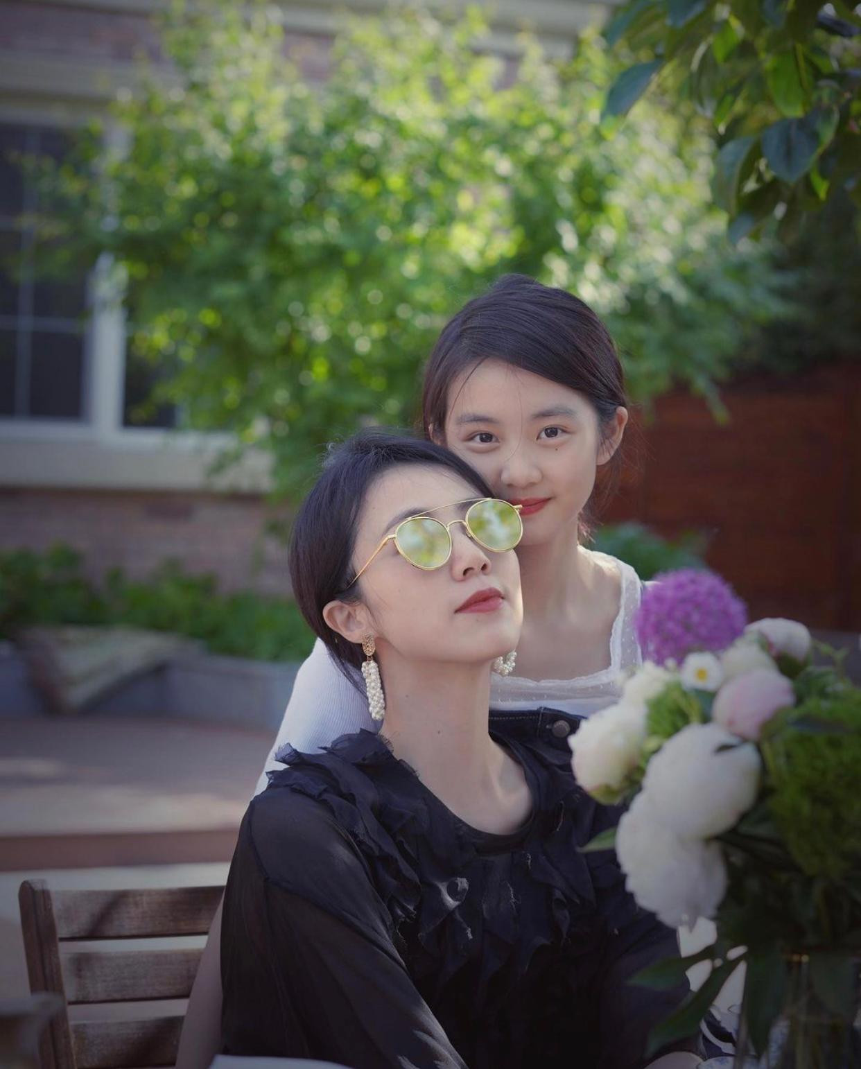 Đã 8 năm kể từ ngày cùng Huỳnh Lỗi lên show truyền hình, Đa Đa giờ đây đã ra dáng thiếu nữ, ngày càng xinh đẹp và được nhận xét giống y hệt mẹ Tôn Lợi.