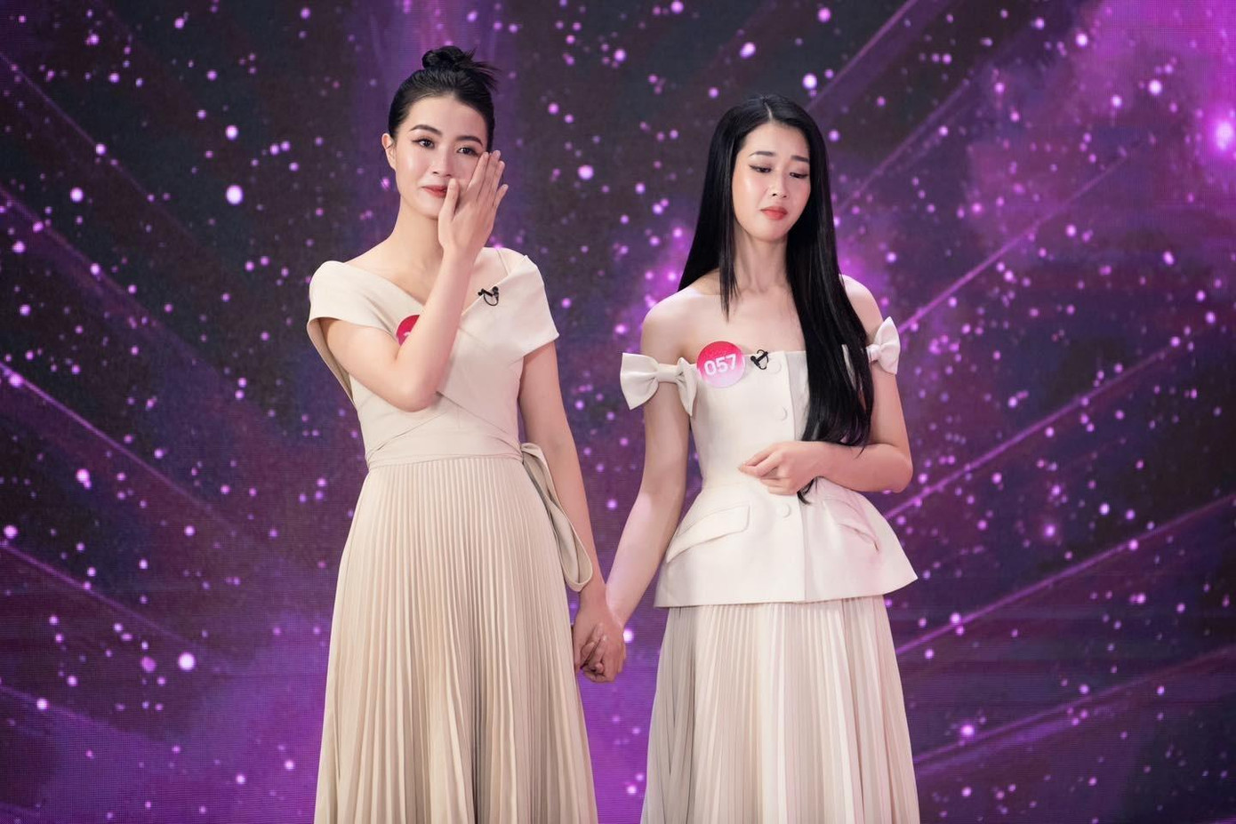 Hai thí sinh Nguyễn Linh Thu (SBD: 057) và Nguyễn Thị Thanh Tâm (SBD: 323) xúc động khi trình bày hai dự án thiện nguyện. Hai thí sinh Nguyễn Linh Thu (SBD: 057) và Nguyễn Thị Thanh Tâm (SBD: 323) xúc động khi trình bày hai dự án thiện nguyện.