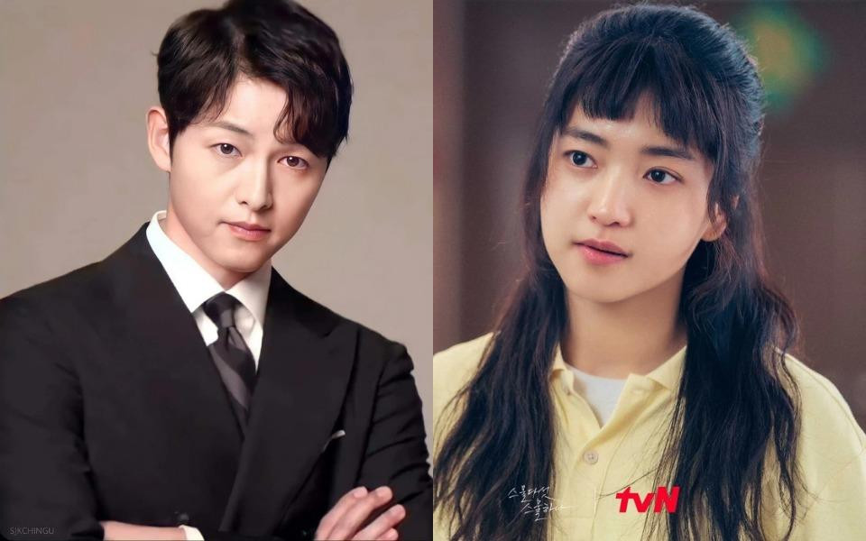 Song Joong Ki hơn Kim Tae Ri 5 tuổi. Lần gần nhất cả hai hợp tác là phim Con tàu Chiến Thắng (Seungriho).