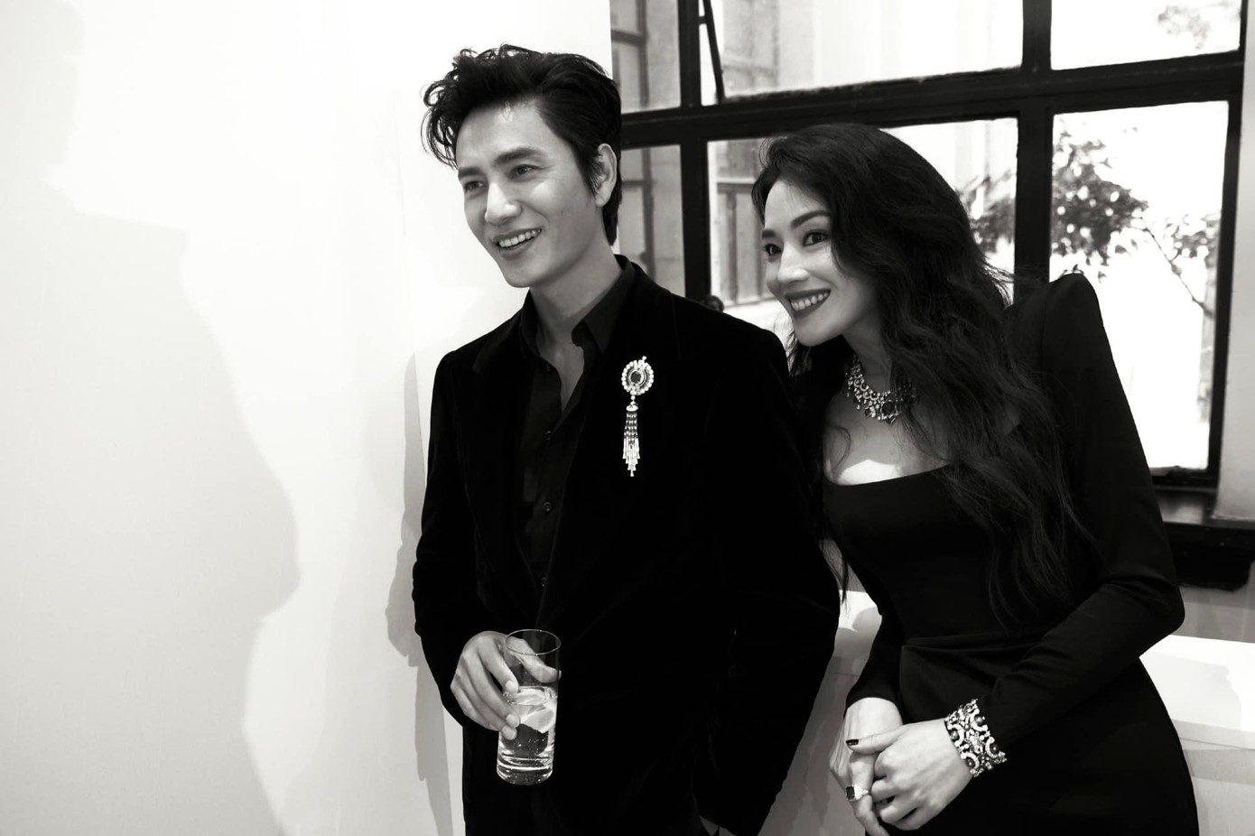 Hai cực phẩm nhan sắc là những người bạn đồng niên chiếm spotlight trong sự kiện.