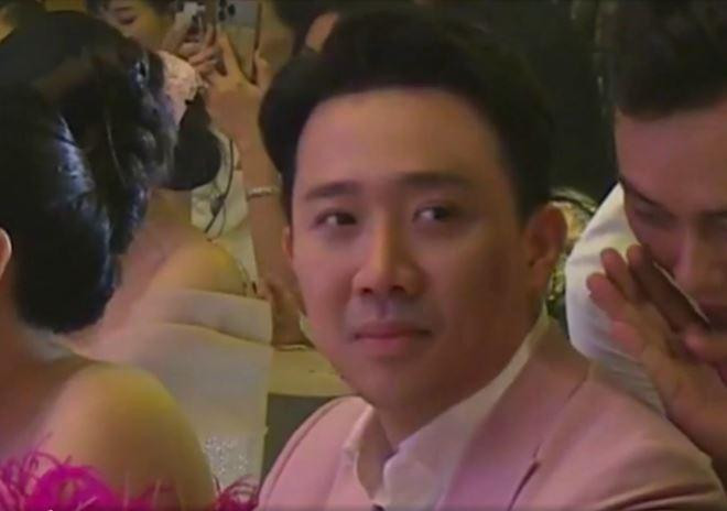 Biểu cảm gây tranh cãi của Trấn Thành khi nghe MONO hát live.