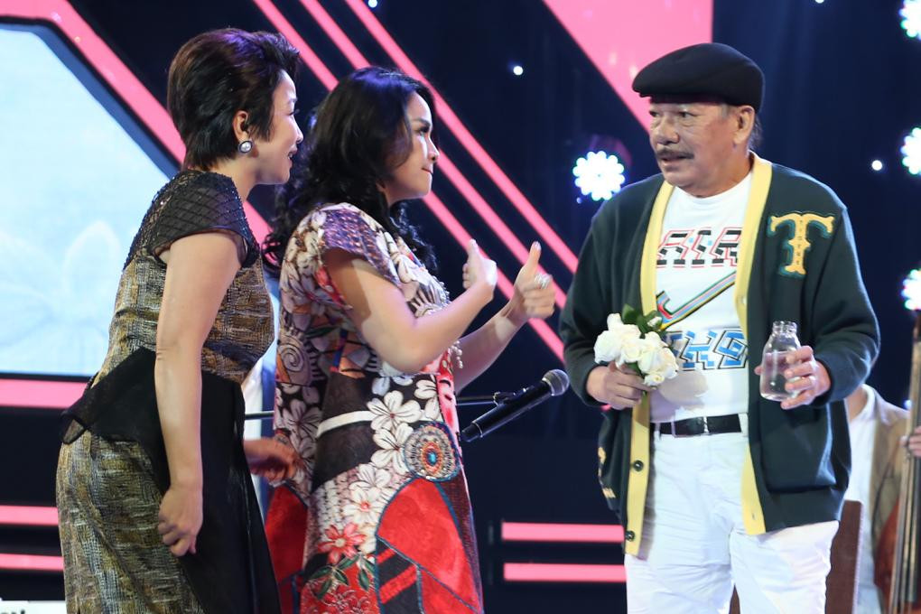 Diva Thanh Lam, Mỹ Linh tặng hoa và cổ vũ nhạc sĩ Trần Tiến trở lại sân khấu Diva Thanh Lam, Mỹ Linh tặng hoa và cổ vũ nhạc sĩ Trần Tiến trở lại sân khấu