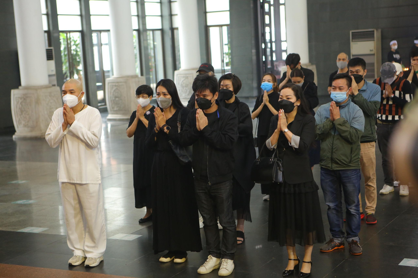 Vợ chồng ca sĩ Tấn Minh - Thu Huyền đến viếng đồng nghiệp từ sớm.