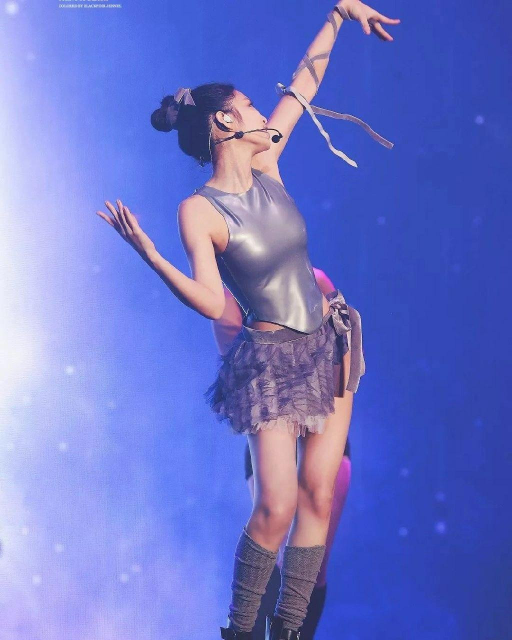 Rapper của BlackPink thử nghiệm với phong cách balletcore - lấy cảm hứng từ thời trang của vũ công ba-lê. Ca sĩ diện chiếc váy mini cột dây (wrap dress) kết hợp diện chiếc váy mini cột dây (wrap dress) bằng chất liệu tulle xếp tầng nữ tính.