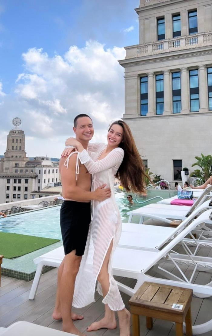 Hồ Ngọc Hà diện bikini, ôm ấp thân mật với Kim Lý trong chuyến du lịch nghỉ dưỡng tại châu Âu.