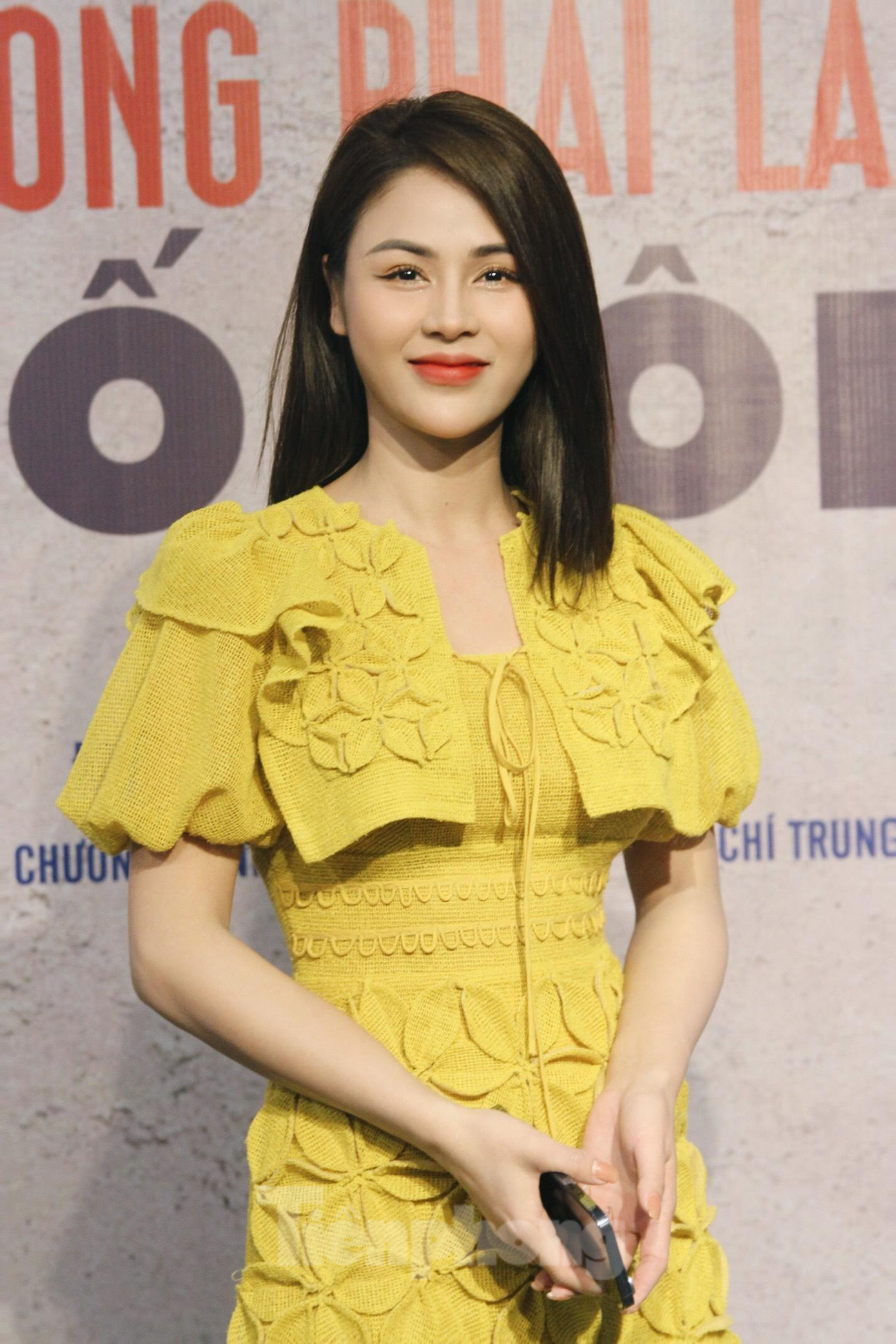 Lương Thu Trang diện bộ váy vàng nổi bật, rạng rỡ giao lưu cùng người hâm mộ.