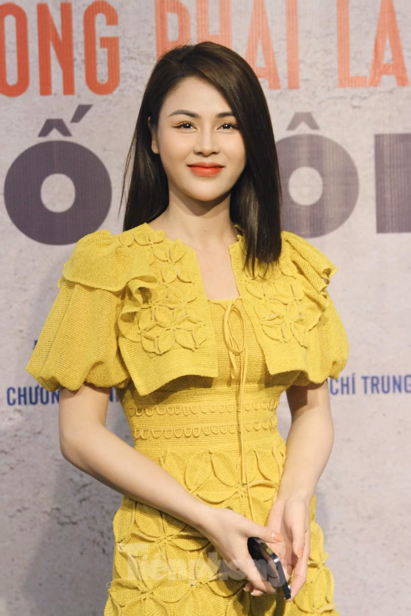 Lương Thu Trang diện bộ váy vàng nổi bật, rạng rỡ giao lưu cùng người hâm mộ.