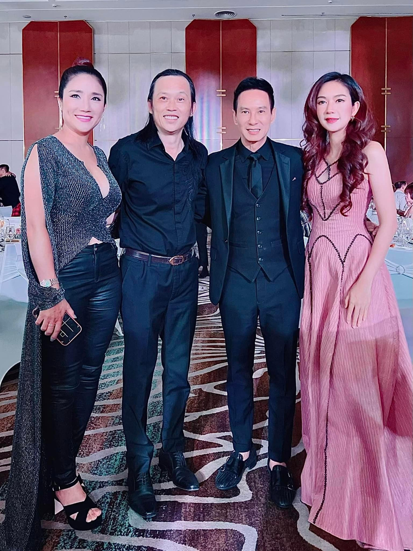 Hoài Linh tươi cười chụp hình cùng đồng nghiệp.