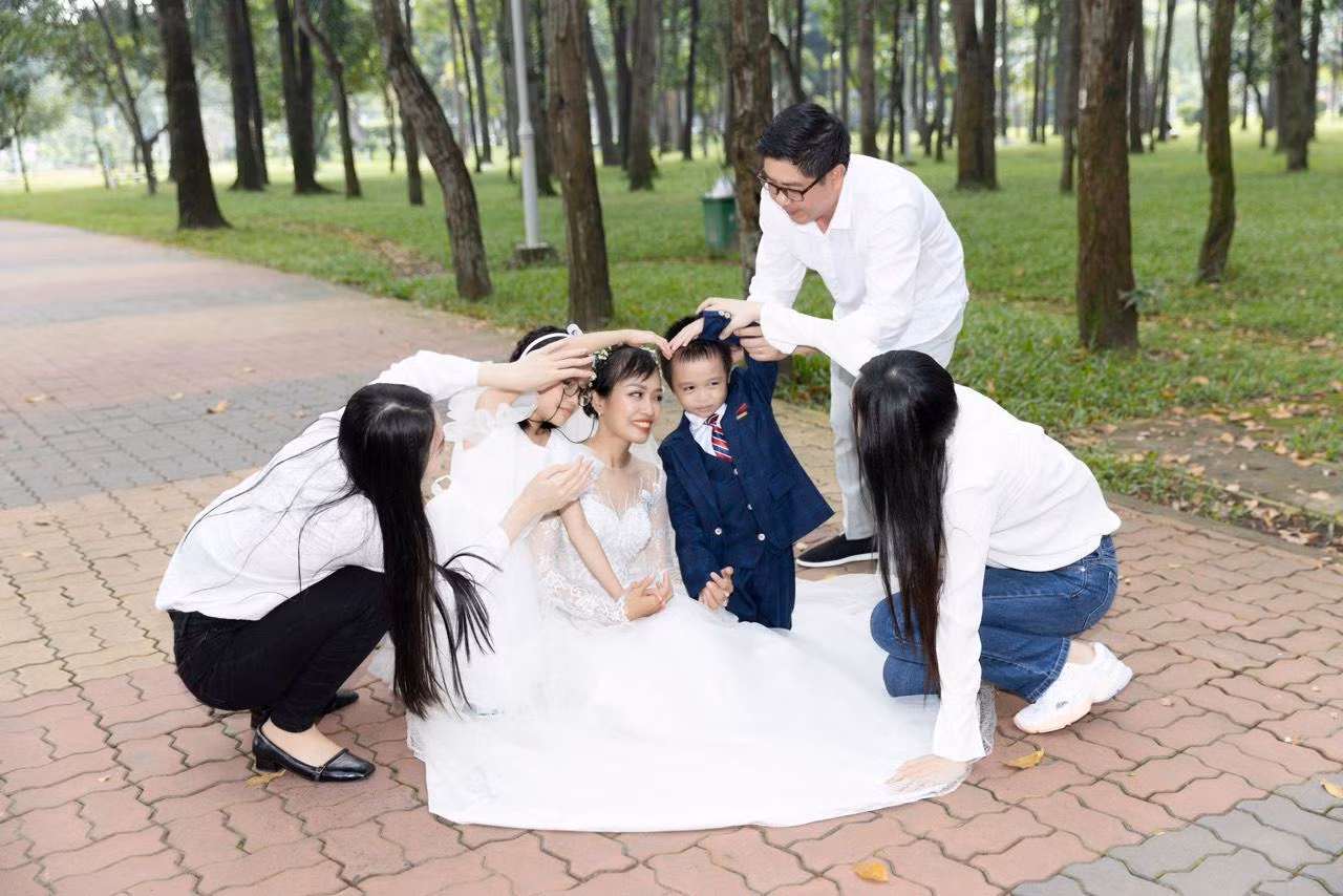 Thùy Linh và Tường Vi giúp ba mẹ con chị Ngân có bộ ảnh như mơ ước.