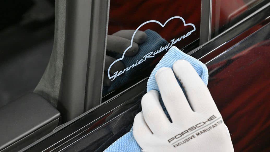 Rapper nhóm BlackPink tham gia thiết kế logo riêng mang nghệ danh diễn viên của cô. Điểm nhấn của chiếc Porsche là logo hình đám mây có chữ "Jennie Ruby Jane" bên hông xe. Rapper nhóm BlackPink tham gia thiết kế logo riêng mang nghệ danh diễn viên của cô. Điểm nhấn của chiếc Porsche là logo hình đám mây có chữ "Jennie Ruby Jane" bên hông xe.