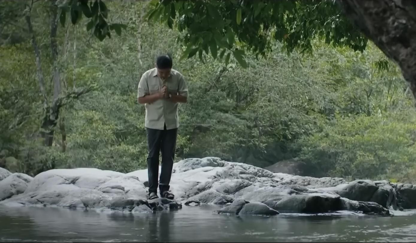 Hào nghe tiếng Loan gọi mình ngoài suối. Ảnh: CMH. Hào nghe tiếng Loan gọi mình ngoài suối. Ảnh: CMH.