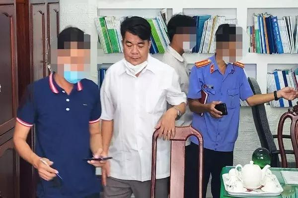 Cựu Giám đốc Trung tâm kiểm soát bệnh tật Nguyễn Văn Lành (áo trắng). Ảnh: E.X Cựu Giám đốc Trung tâm kiểm soát bệnh tật Nguyễn Văn Lành (áo trắng). Ảnh: E.X