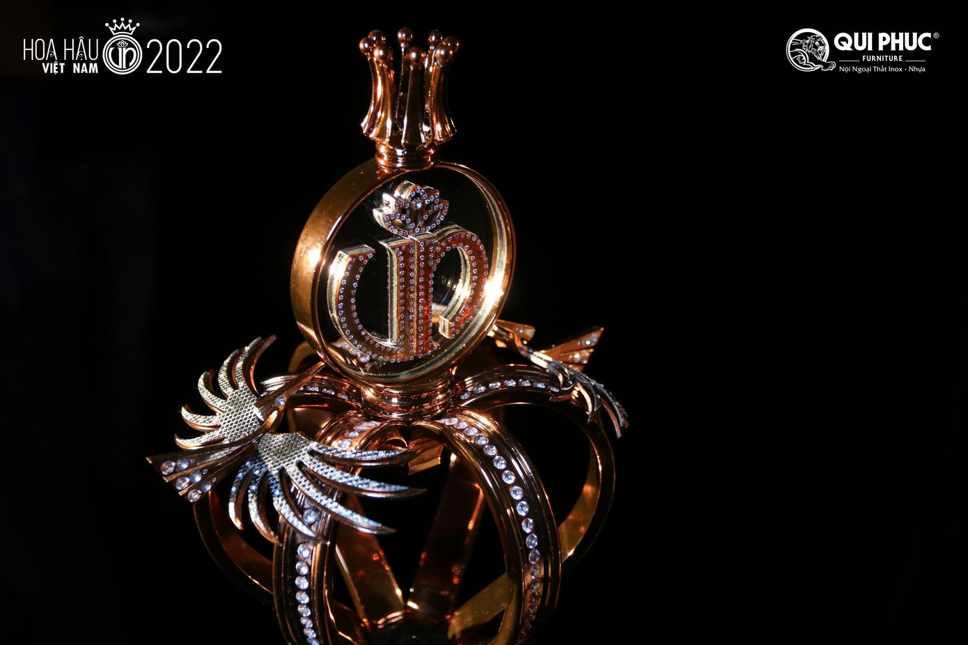 Quyền trượng Hoa hậu Việt Nam 2022 mang hình ảnh chim Lạc đang tung cánh, thể hiện khát vọng đưa nhan sắc Việt Nam bay xa. Chiếc quyền trượng được lắp ghép tinh xảo, đính kết gần 800 viên đá quý.