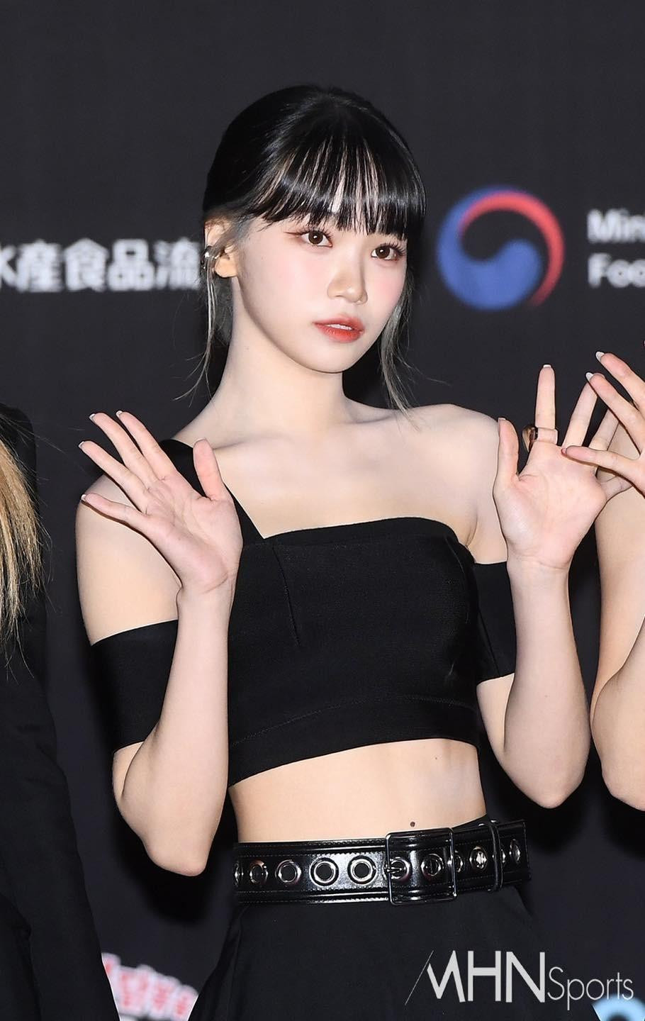 Kim Chaewon gây chú ý bởi phong cách nổi bật. Ảnh: MHNSports.