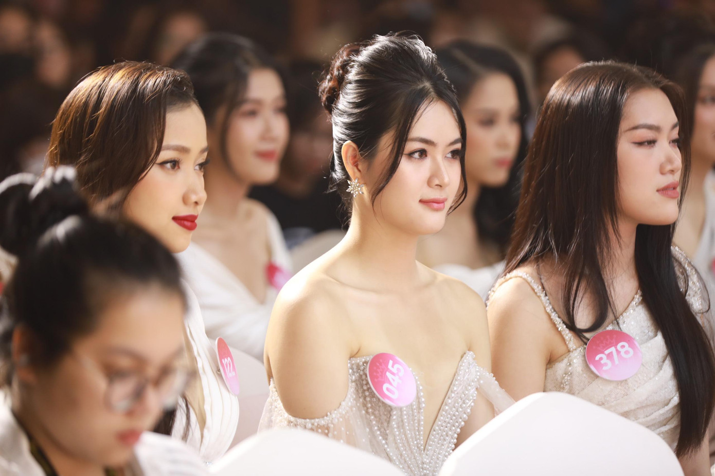 Dàn thí sinh hồi hộp theo dõi màn công bố vương miện & vật phẩm đăng quang Hoa hậu Việt Nam 2022. Dàn thí sinh hồi hộp theo dõi màn công bố vương miện & vật phẩm đăng quang Hoa hậu Việt Nam 2022.