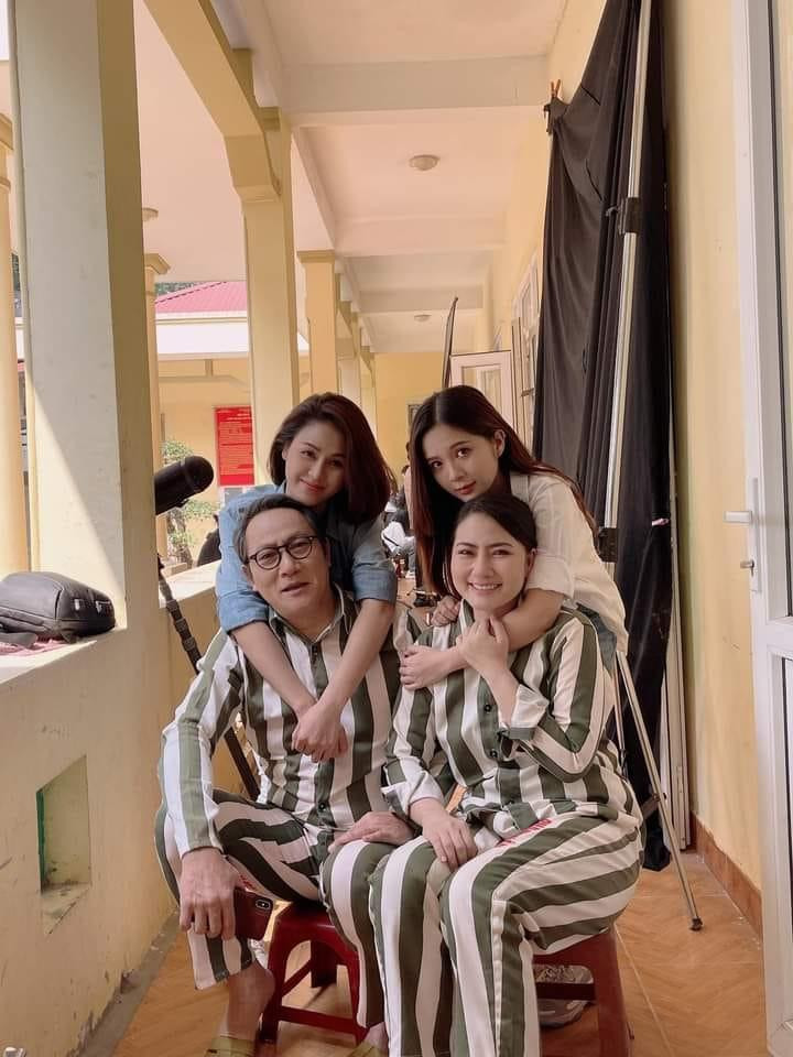 Hai cô con gái gặp lại ông Nghị, bà Diễm trong tù