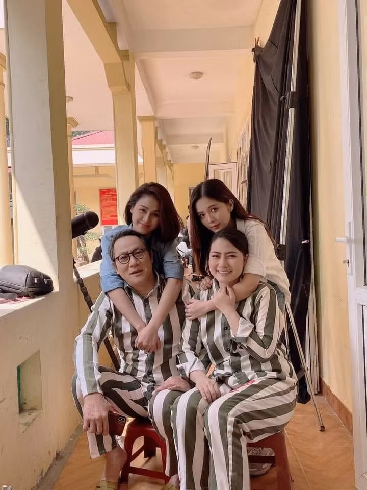 Hai cô con gái gặp lại ông Nghị, bà Diễm trong tù