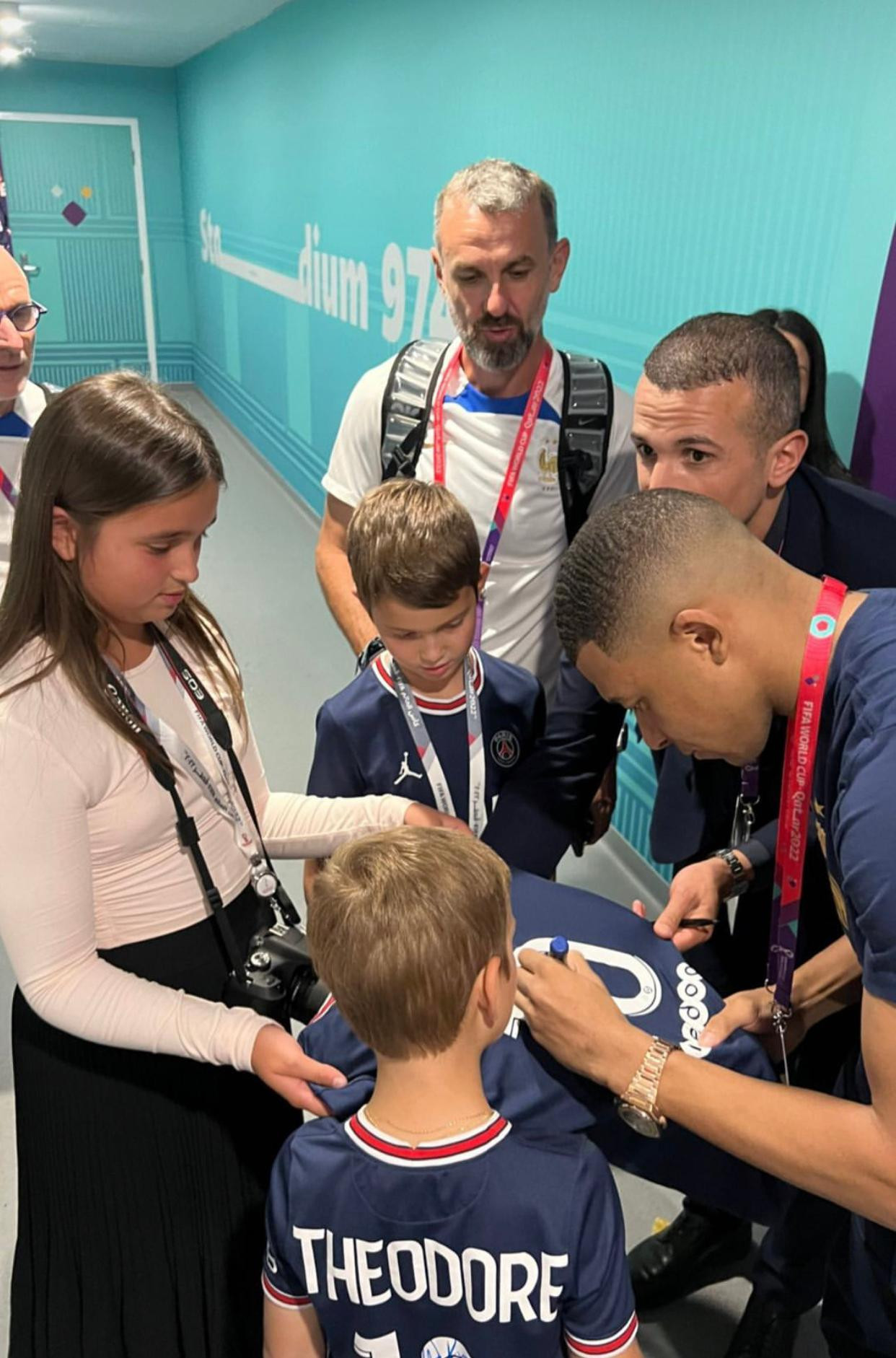 Ba người con của Ivanka Trump là Arabella, Joseph, Theodore hào hứng bắt tay, xin chữ ký và chụp ảnh cùng cầu thủ nổi tiếng thuộc biên chế CLB Paris Saint-Germain.