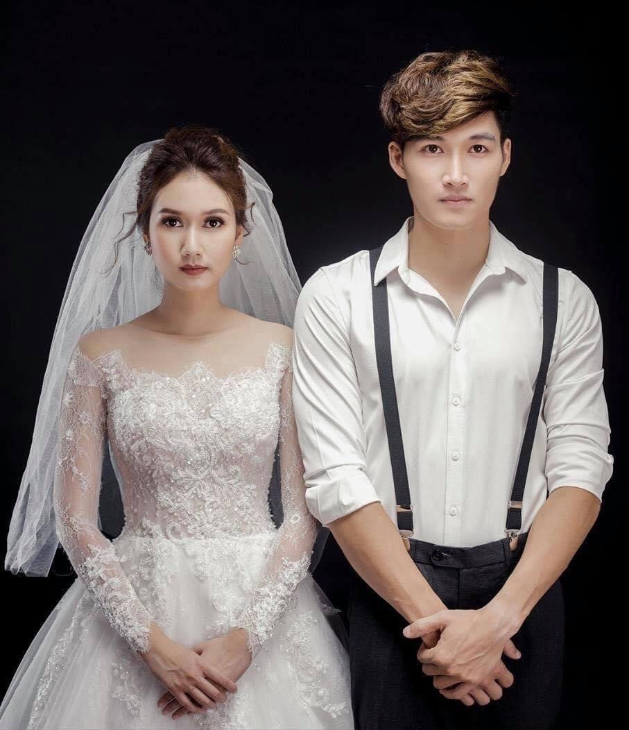 Anh và bạn gái cũ – diễn viên Hương Giang – có rất nhiều bộ ảnh cưới chụp cùng nhau. Chia sẻ lên trang cá nhân, không ít khán giả tiếc nuối cho cuộc tình 6 năm của hai người đã không có kết thúc tốt đẹp. Anh và bạn gái cũ – diễn viên Hương Giang – có rất nhiều bộ ảnh cưới chụp cùng nhau. Chia sẻ lên trang cá nhân, không ít khán giả tiếc nuối cho cuộc tình 6 năm của hai người đã không có kết thúc tốt đẹp.