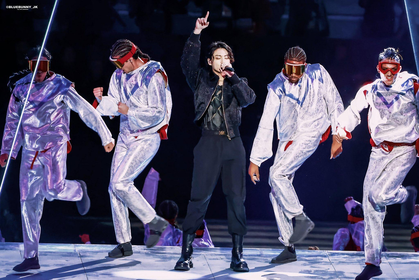 Sân khấu của nam thần tượng sinh năm 1997 leo thẳng vị trí thứ nhất Hot Search Weibo bảng giải trí và top 2 bảng tổng sau màn biểu diễn khai mạc World Cup 2022 với hơn 4 triệu lượt tìm kiếm. Khán giả Trung Quốc khen ngợi khả năng hát live và làm chủ sân khấu của Jung Kook. Ảnh: Twitter.