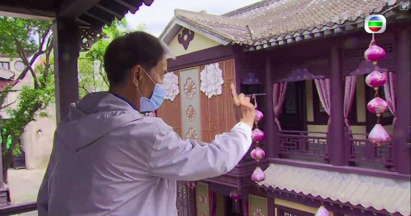 Vết thương ở chân khiến ông phải từ bỏ nghiệp diễn, chuyển sang chỉ đạo võ thuật. Ảnh: HK01. Vết thương ở chân khiến ông phải từ bỏ nghiệp diễn, chuyển sang chỉ đạo võ thuật. Ảnh: HK01.