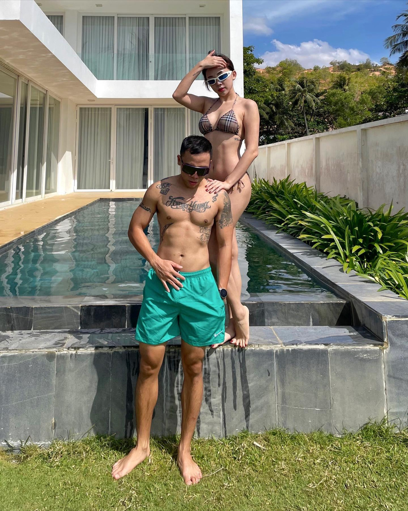 Mới đây trên trang cá nhân, Tóc Tiên chia sẻ loạt ảnh bikini gợi cảm bên cạnh ông xã Hoàng Touliver. Nữ ca sĩ dí dỏm viết: "Hiếm khi xuất hiện cùng nhau... vì xuất hiện thì sẽ úi chà chà".