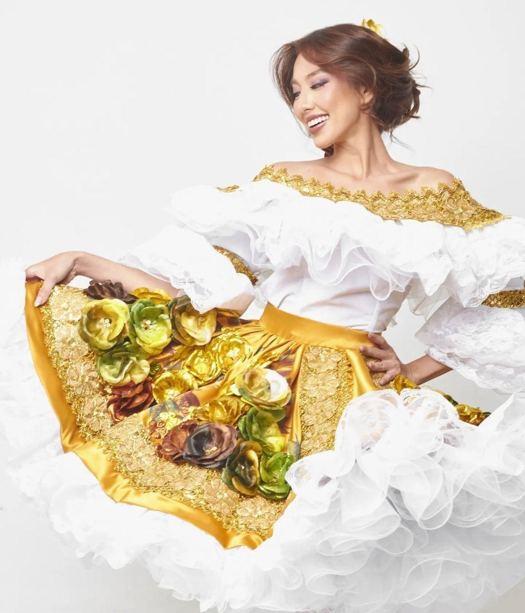 San Juanero - trang phục của các vũ công bản xứ với phần chân váy xòe rộng, màu sắc rực rỡ, mang lại cho Thùy Tiên sự mới mẻ, ngập tràn năng lượng.