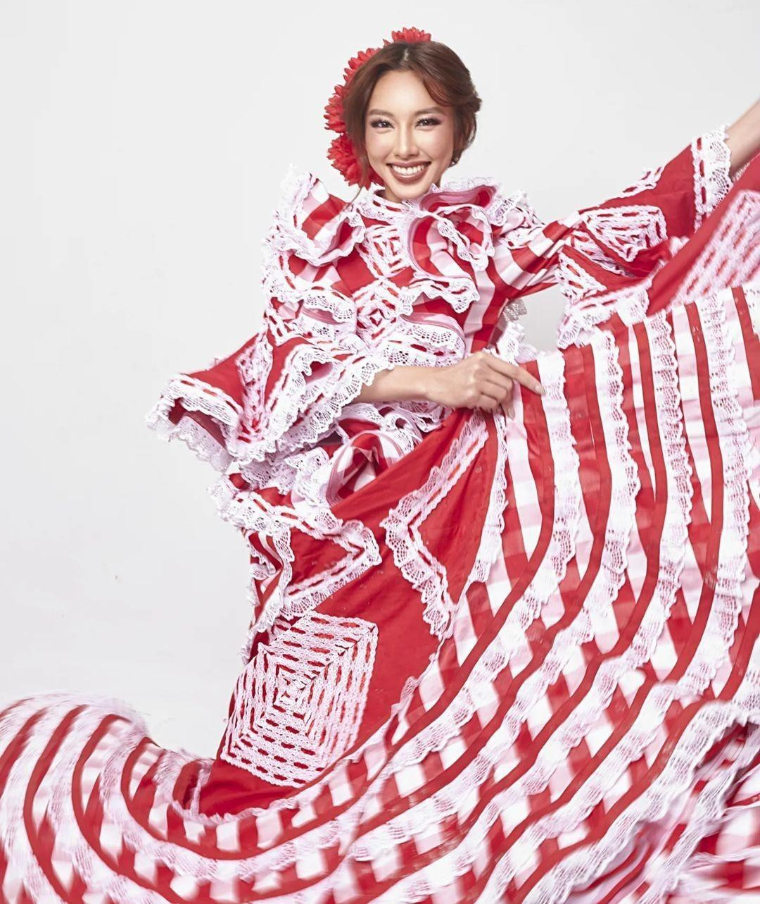 Với điệu khiêu vũ Cumbia, Thùy Tiên mặc một chiếc váy bằng vải kẻ caro trắng đỏ.