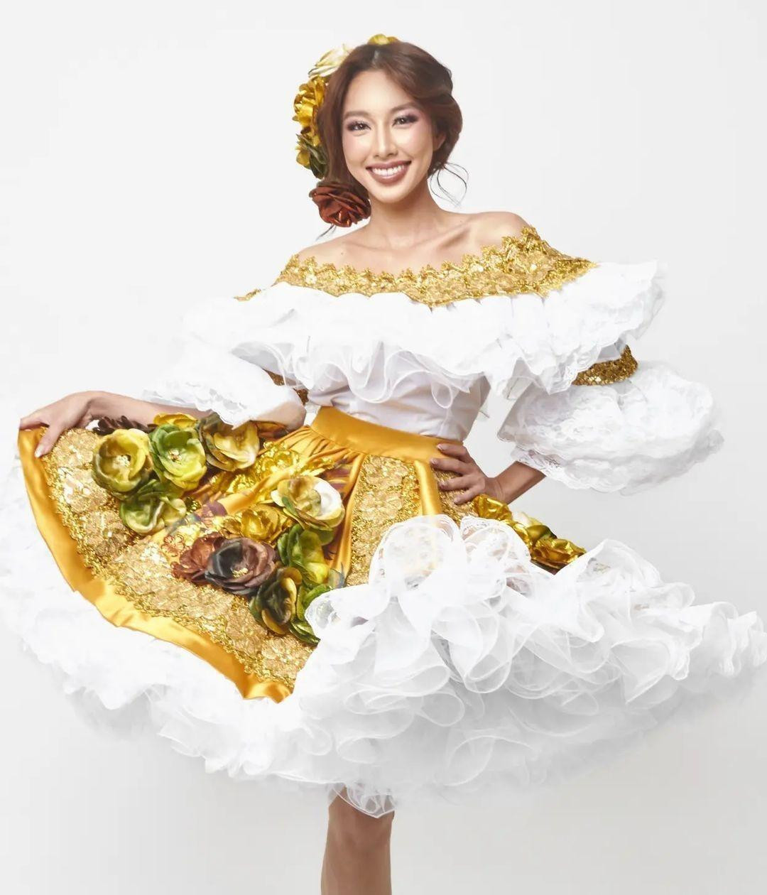 Những hình ảnh Thùy Tiện mặc những bộ váy sặc sỡ được Giám đốc Miss Grand Colombia chia sẻ trên mạng xã hội. Ông dành lời cảm ơn vì những hoạt động trải nghiệm của Miss Grand 2021 tại Colombia.