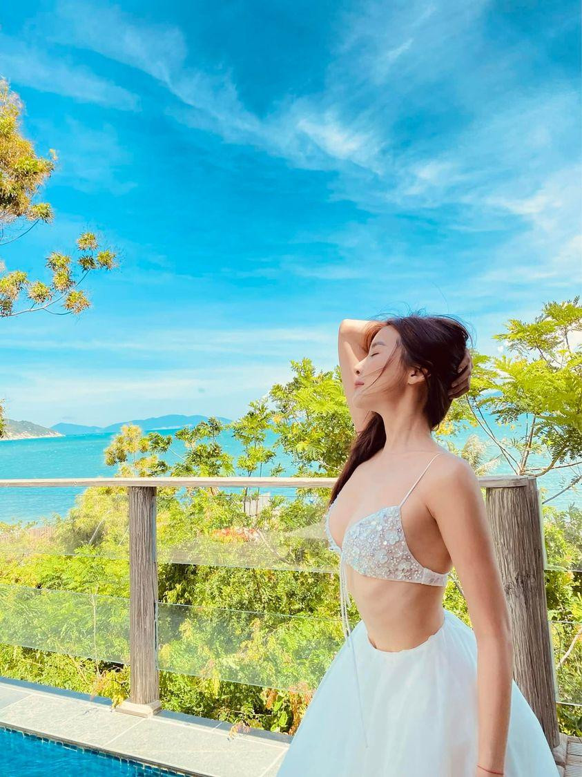 Cách đây không lâu, nữ diễn viên hứng chịu “gạch đá” từ dư luận khi talkshow cũ của cô được “đào lại”, trong đó có phát ngôn “muốn làm vợ của cha kiếp sau” nhận chỉ trích vì sự lệch lạc và không đúng thuần phong mỹ tục. Trước làn sóng phản ứng của cư dân mạng, Cao Thái Hà đã phải lên tiếng xin lỗi.