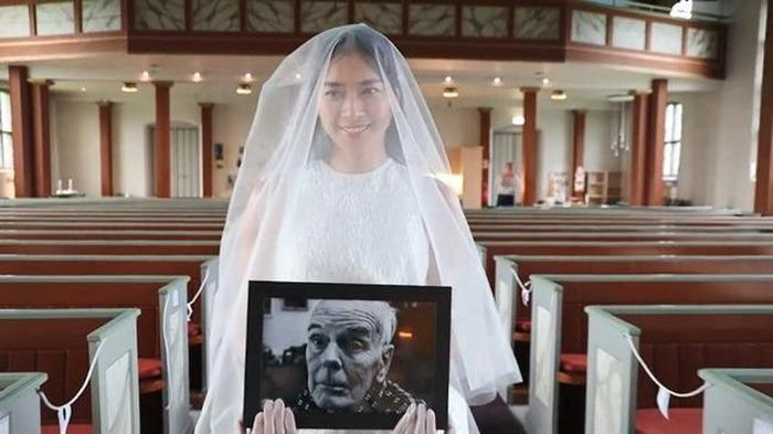 Ngô Thanh Vân mặc váy cưới giản dị, ôm di ảnh cha nuôi bước vào lễ đường Ngô Thanh Vân mặc váy cưới giản dị, ôm di ảnh cha nuôi bước vào lễ đường