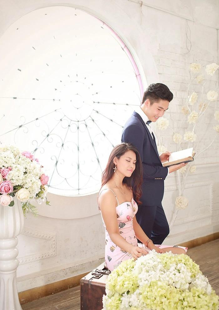 Người tình màn ảnh đầu tiên của Đình Tú là Hoa hậu biển Vân Anh (sinh năm 1988), nữ chính của Máy bay ký sự. Thời điểm này, Đình Tú vừa tốt nghiệp đại học. Người tình màn ảnh đầu tiên của Đình Tú là Hoa hậu biển Vân Anh (sinh năm 1988), nữ chính của Máy bay ký sự. Thời điểm này, Đình Tú vừa tốt nghiệp đại học.