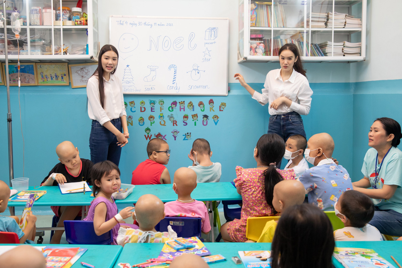 Thanh Trúc và Mỹ Anh đứng lớp dạy tiếng Anh cho các em nhỏ.