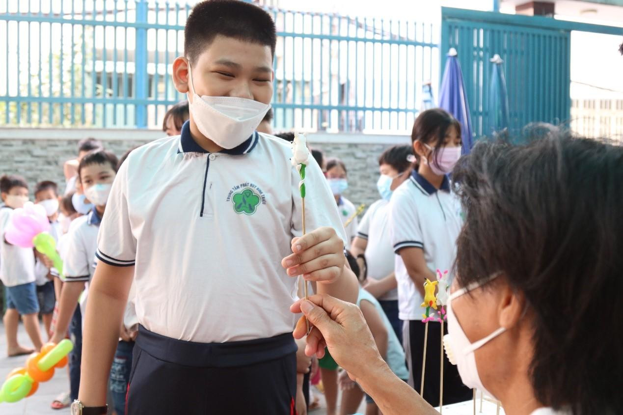 Niềm vui của các bé khi được nhận quà đồ chơi đầy màu sắc trên tay.